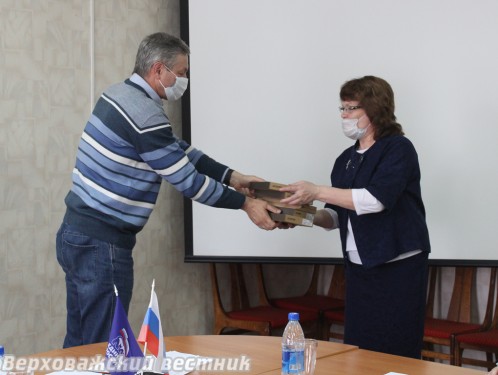 14 мая во время визита в наш район Андрей Луценко передал Надежде Бугаевой пять планшетов для верховажских школьников