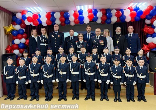 Кадеты-первоклассники со своими наставниками и почетными гостями школы