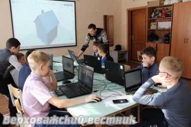 Преподаватель Владимир Попов и ребята создают 3D-модель дома