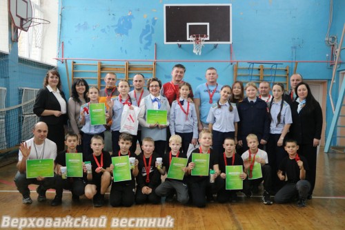 Ребята, их папы, болельщики и организаторы спортивной эстафеты