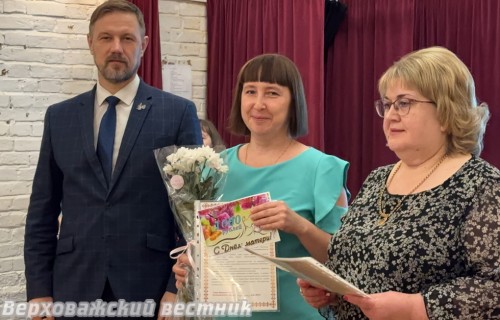 Александр Дубов и Елена Лайпанова вручили всем мамам цветы, Благодарственные письма и подарочные сертификаты