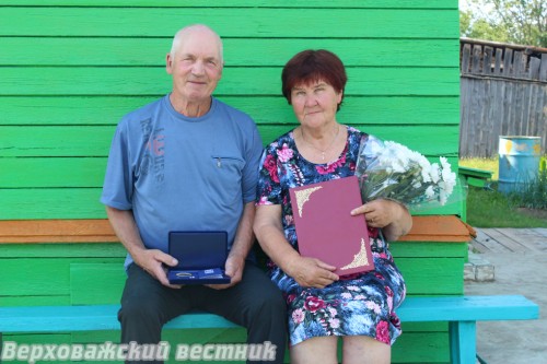 Александр Иванович и Алла Палладьевна Шабановы на скамеечке у своего дома