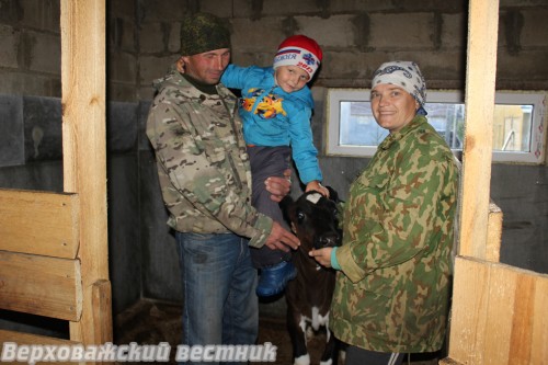 Андрей, Ваня и Татьяна Боровиковы с одной из своих подопечных внутри фермы