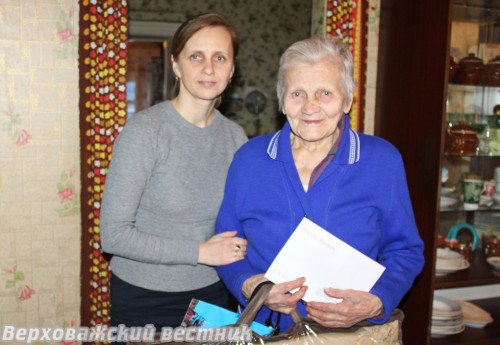 Анна Васильевна с внучкой Ириной в свой день рождения