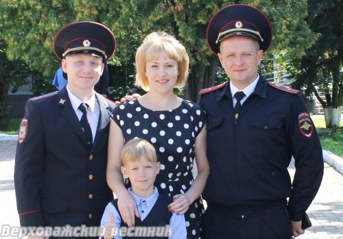 Евгений Бовыкин (справа) с женой и сыном, а также родственником и коллегой – старшим участковым Никольского района