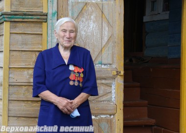 Евгения Петровна Волокитина на крыльце своего дома