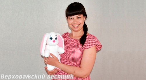 Ирина Мухорина и один из связанных ею плюшевых зайцев