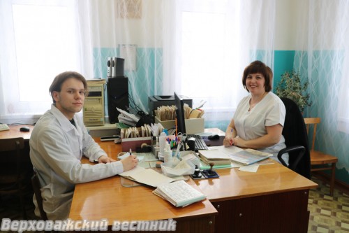 Освоится на новом рабочем месте чушевицкому фельдшеру Никите Попову помогают коллеги, в том числе и медсестра Елена Калапышина