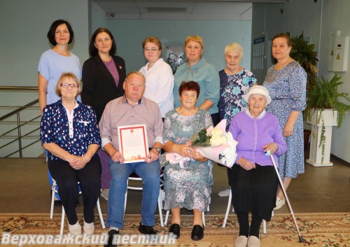 Супруги Валерий Вениаминович и Нина Сергеевна Могутовы в день 50-летия совместной жизни вместе с родными. близкими и гостями праздника