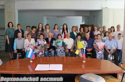 В завершение торжественной церемонии юбиляры и гости сделали общую фотографию на память