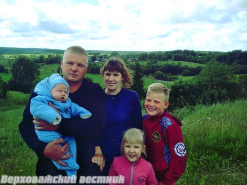 Василий и Евгения Замятины с детьми участвуют в областном конкурсе в номинации «Сельская семья»