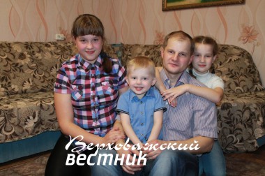 Юрий Бунин со своими детьми — Ириной, Мишей и Аней