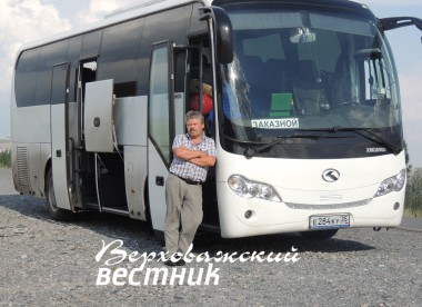Юрий Витальевич Шадрин у своего автобуса и готов к выезду.