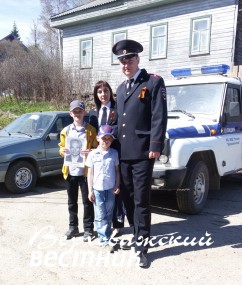 Алина и Сергей Пилицыны с сыновьями Егором и Максимом. 9 мая 2014 года