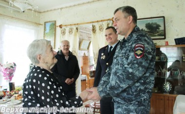 Виктор Николаевич поздравил Л.В. Гусеву  с 90-летием. Фото Александры Дружининой