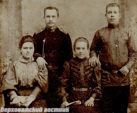 Федор Васильевич и Анна Михайловна  Котовы (слева) со своими друзьями