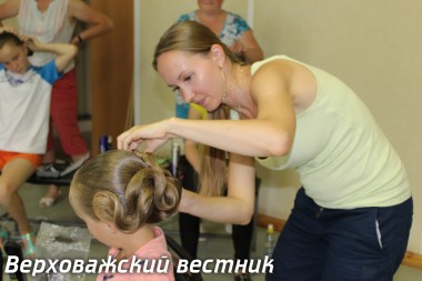 Мария Фуфурина показывает как закрепить локоны на голове