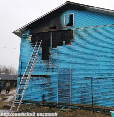 У восьмиквартирного дома в результате пожара пострадала наружная отделка