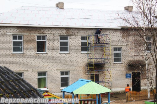 Пароизоляционный материал на крыше детского сада строители закрепили и начали делать подбой