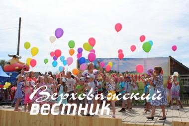 Дети выпустили в небо 55 разноцветных шаров
