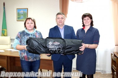 Дина Рудакова, руководитель СКПК "Доверие" подарила отделу по делам молодежи шатер для мероприятий на свежем воздухе.