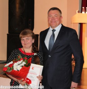 Елена Гудкова с заслуженной наградой и О.А. Кувшинников