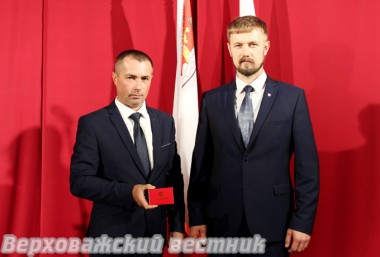 Глава района Александр Дубов поздравил вновь избранного главу Верховажского поселения Андрея Макаровского