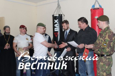 Главный тренер спортивного клуба боевого самбо "Ратник" Алексей Кинев  вручает благодарность за помощь представителям местной власти