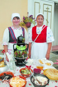 Морозовским чаем угощали   Н.Н. Лапина и Т.Н. Герасимовская.