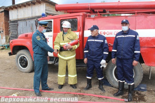 На торжественном открытии подразделения добровольной пожарной команды Александр Дерягин  вручил личному составу огнетушитель