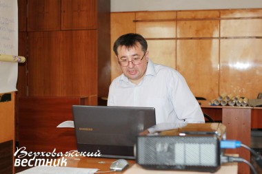 Павел Меньшуткин обрабатывает тесты, выполненные участниками семинара.