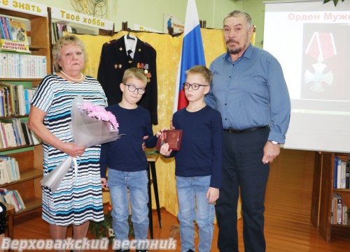 Родители Ивана Кашинцева Валентина Сергеевна и Виктор Васильевич и его сыновья Никита и Максим