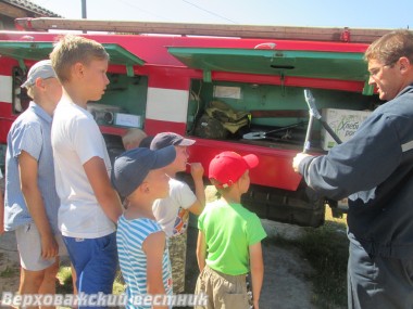 Шелотские мальчишки смогли заглянуть внутрь пожарного автомобиля