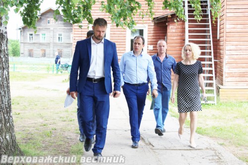 Во время визита заместитель Губернатора области Виталий Тушинов в числе первых посетил Чушевицкую школу,  где сейчас идет капитальный ремонт.