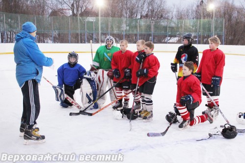 Борис Михайлович Самылов начинает тренировку юных хоккеистов
