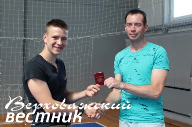 Директор МУ "Спорт" Алексей Колосов поздравляет с наградой нашего земляка Александра Дрюму (слева)
