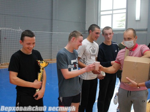 Дмитрий Корельский вручает победителям призы