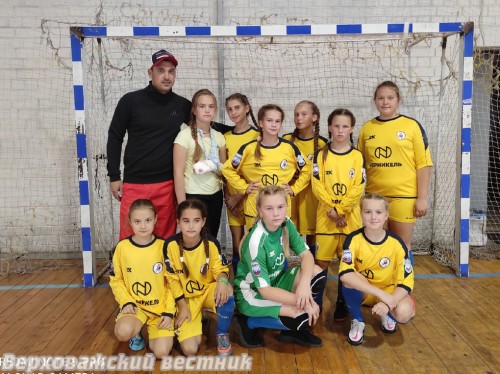 Единственный женский состав футбольной команды "Вага" со своим тренером на турнире