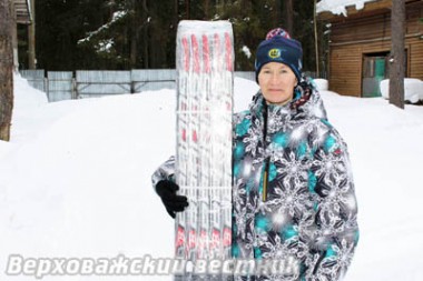Елена Алегиевна Богдановская, первый тренер Ани Нечаевской, с подарком от воспитанницы