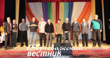 Глава района Анатолий Малыгин поздравляет с юбилеем команду ветеранов хоккея