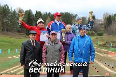 Командные награды получили тренеры,   справа — тренер Богдановская Е.А. (Верховажье)