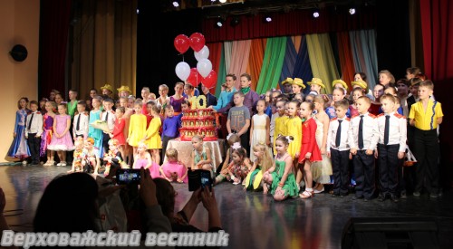 Кульминация праздничного концерта спортивно-танцевального коллектива "Комильфо" – фото на память с большим тортом