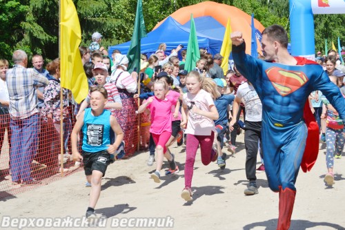 Малышей на дистанции поддерживал Супермен. И вообще, всех участников марафона можно назвать супергероями за выносливость, силу духа и стремление к победе