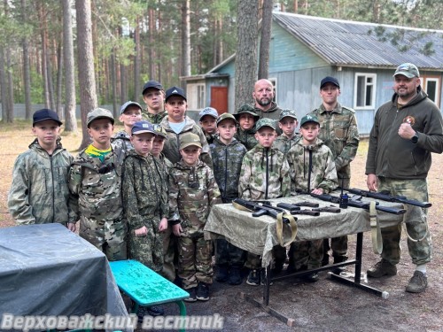 На сборах с ребятами занимаются инструкторы Николай Конышев (г. Вологда) и Алексей Кинёв