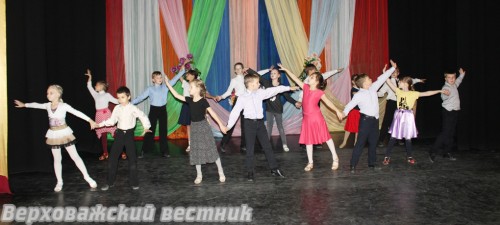 Репетиция к будущему концерту. На занятиях танцами европейской программы девочкам обязательны длинные юбочки или платья, мальчикам - брюки и рубашки
