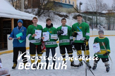 Тренер Б.М. Самылов и команда п. Сальниково – победитель первенства Верховажья по хоккею с шайбой среди юношей
