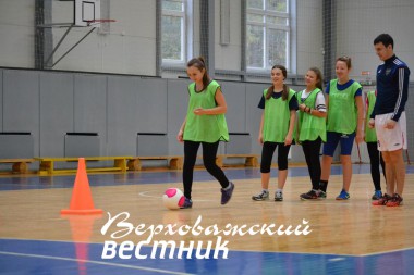 Тренер С.Ю. Виноградов учит своих подопечных правильному ведению мяча