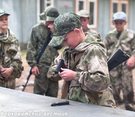 Умение обращаться с оружием – обязательный навык, которому обучились участники сборов