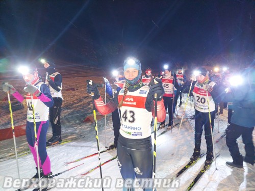 Все лыжники вышли на дистанцию  с налобными фонариками, ведь соревнования проходили уже в темное время суток