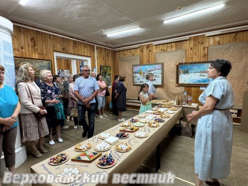 Дочь художника Наталия Малахова провела экскурсию и рассказала гостям выставки немало интересных историй